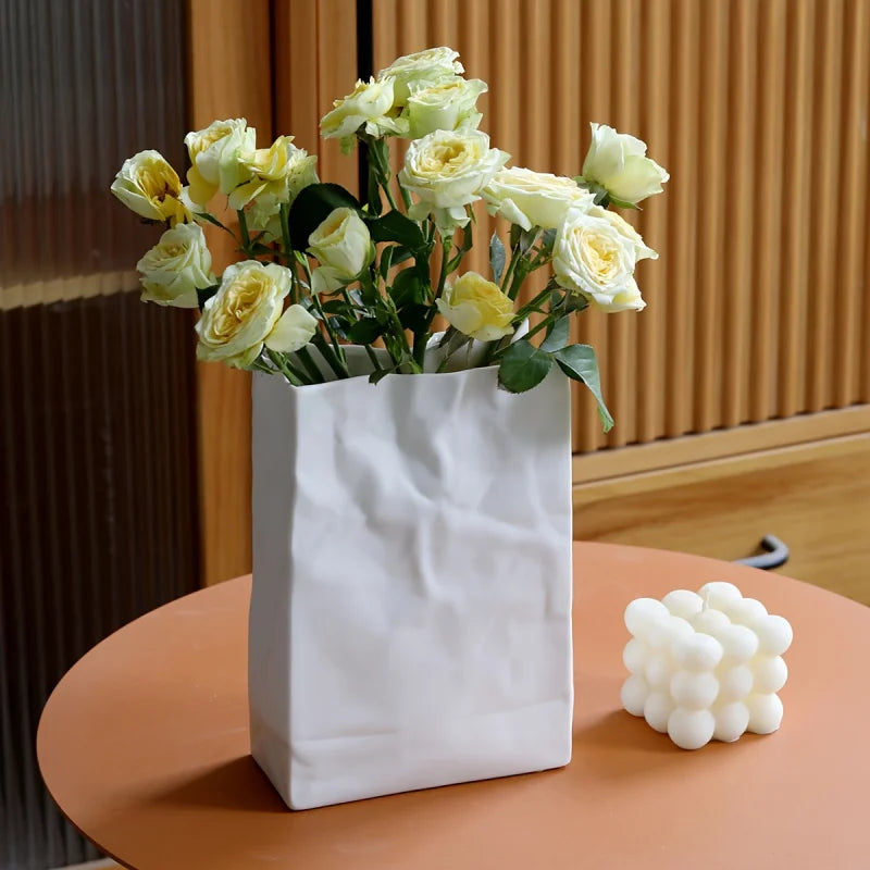 Vase en céramique forme sac en papier plié, finition mate - Nesty (vue 5)