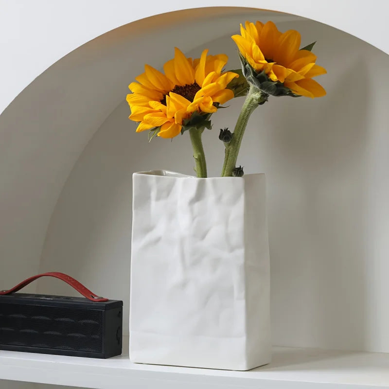 Vase en céramique forme sac en papier plié, finition mate - Nesty (vue 1)