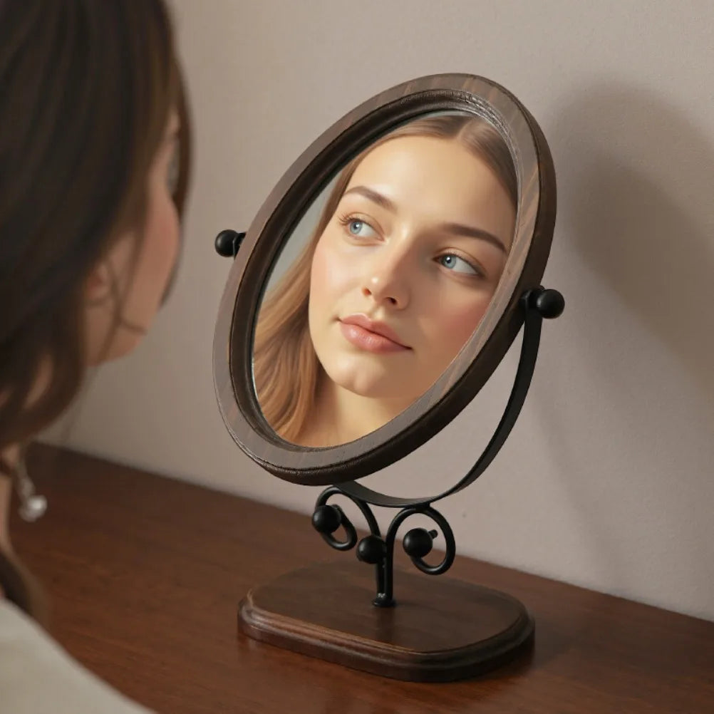 Miroir à poser ovale en bois pivotant, femme se regardant dedans, cadre bois et pied métal noir enroulé - Nesty