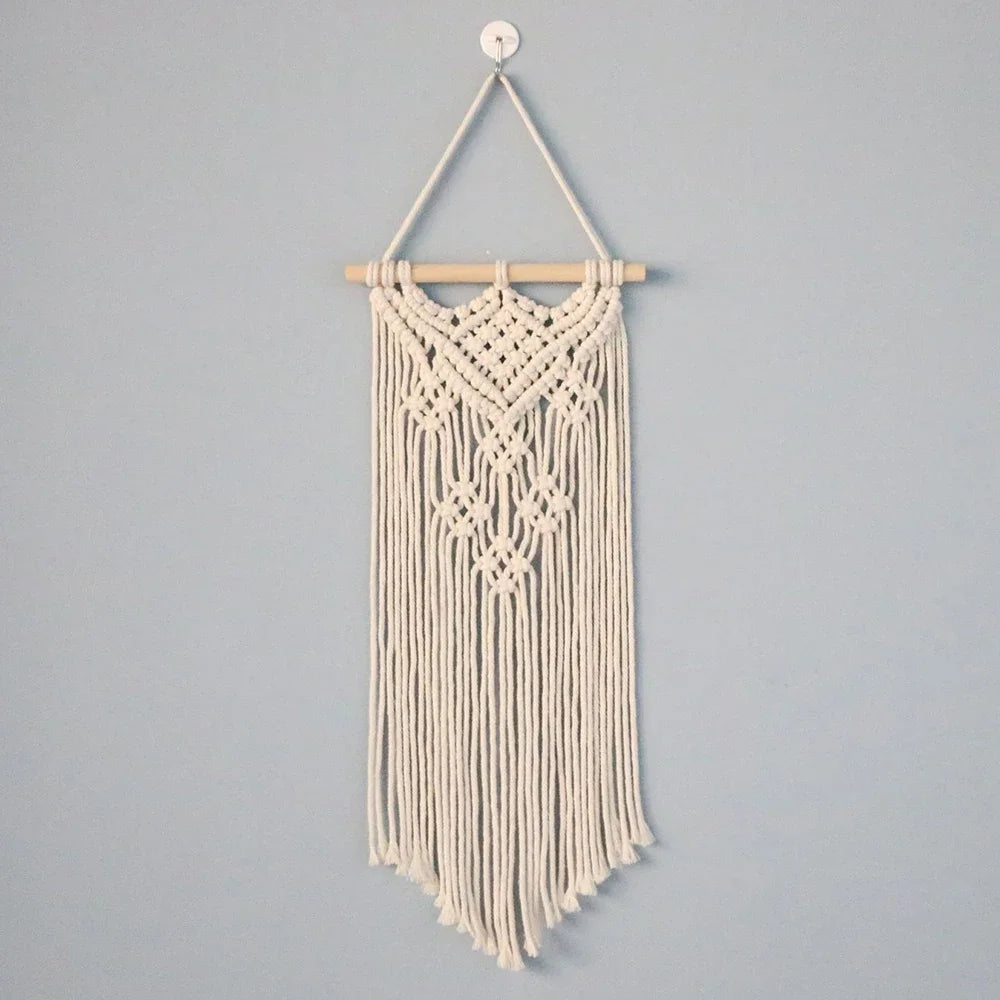 Tenture macramé en coton à esprit bohème Nesty, tenture accrochée par un crochet mural rond sur un mur gris-bleu