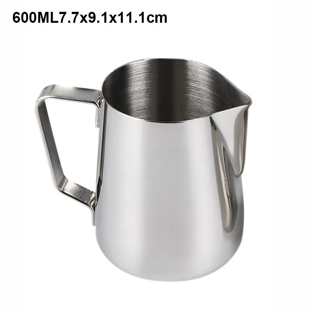 Pichet à lait en inox pour mousse de lait et latte art Nesty, vue de face, contenance 600ml, dimensions 7,7x9,1x11,1cm