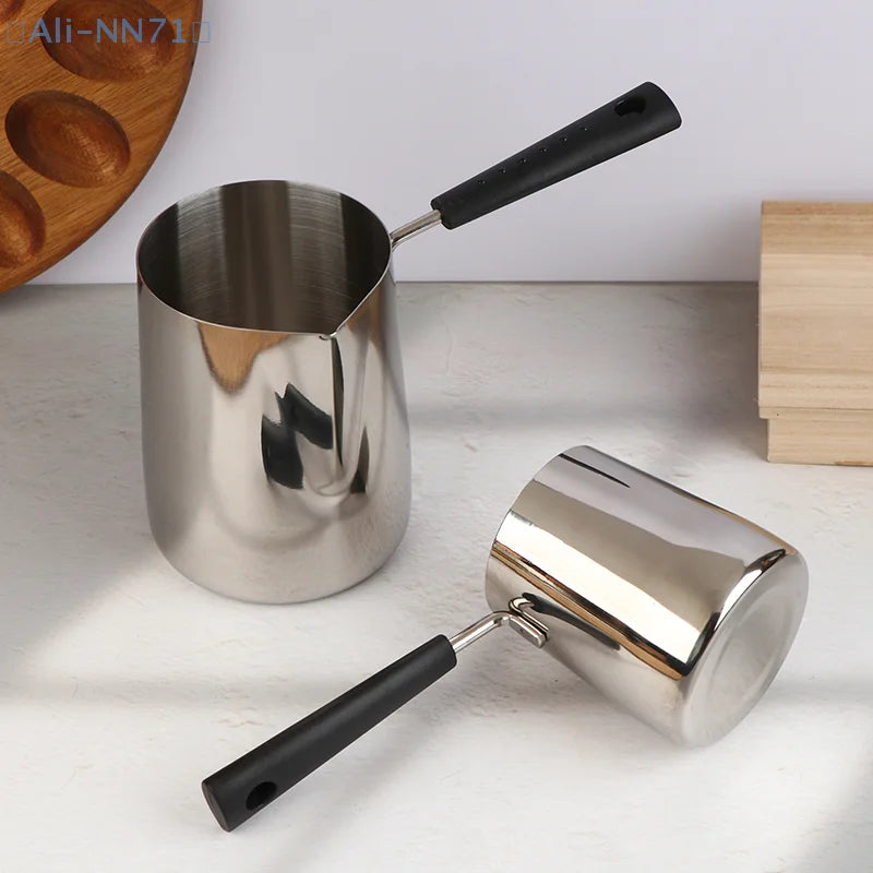 Casserole à manche long en inox pour lait et chocolat chaud Nesty, deux tailles, l'une debout et l'autre couchée, manches noirs