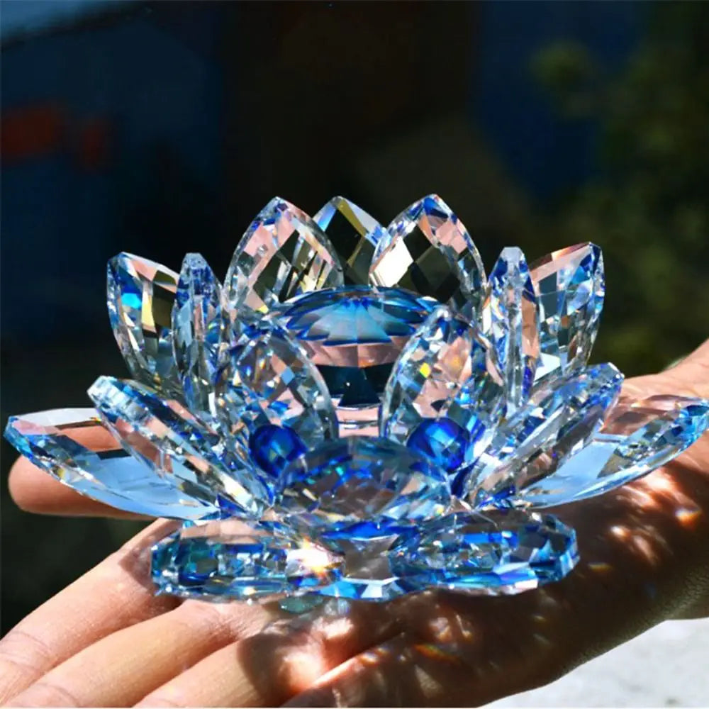 Fleur de lotus en cristal Nesty - Coloris bleu, tenue dans une main au soleil