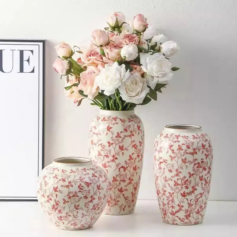 Vase céramique bleu et blanc, style rétro chinoiseries - Nesty - Trois tailles à motif floral rose sur fond blanc, le grand format garni d'un bouquet de roses roses et blanches