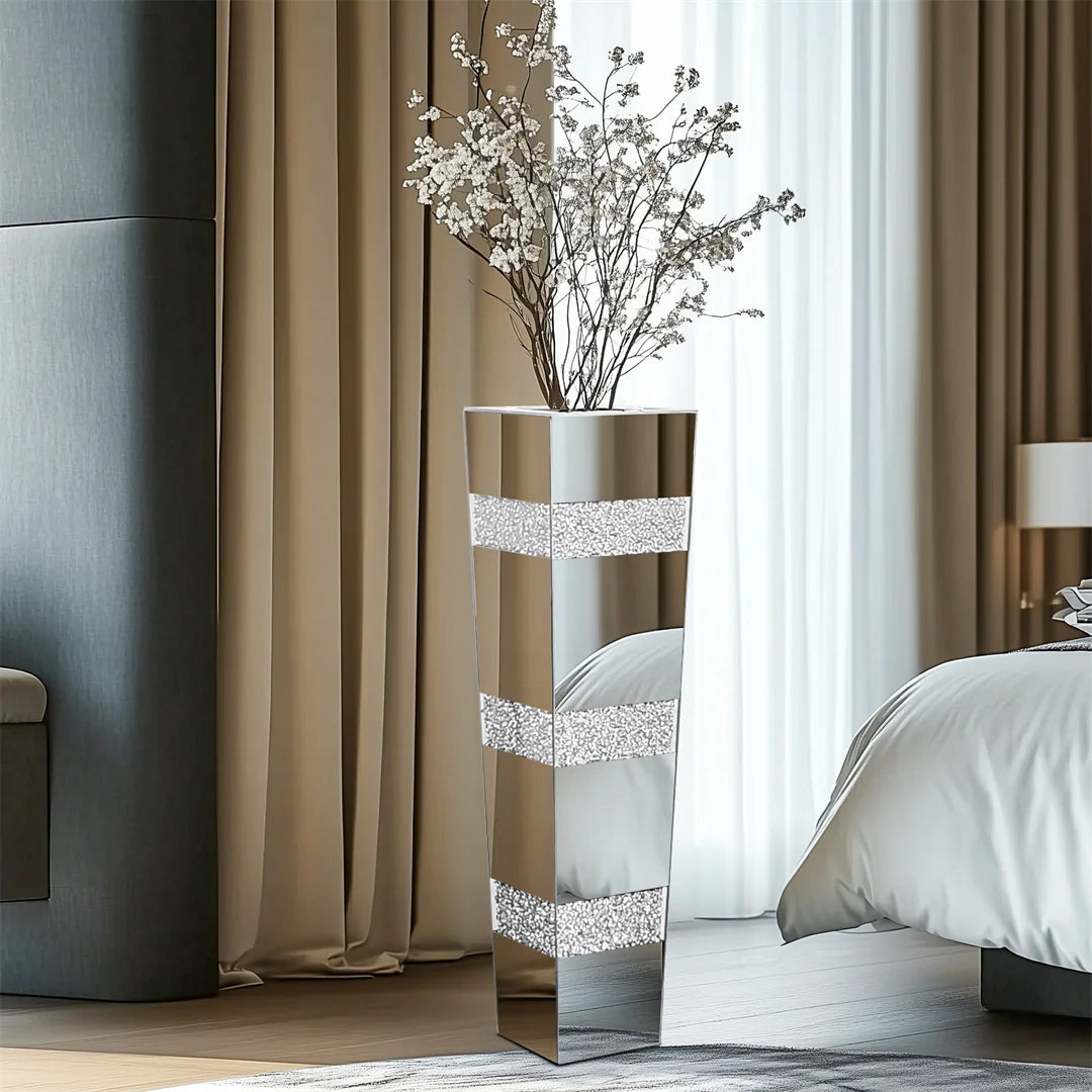 Vase sol en verre et cristal, finition miroir argentée - Nesty - Grand format avec brins de gypsophile séchée, dans une chambre devant des rideaux beiges et un lit