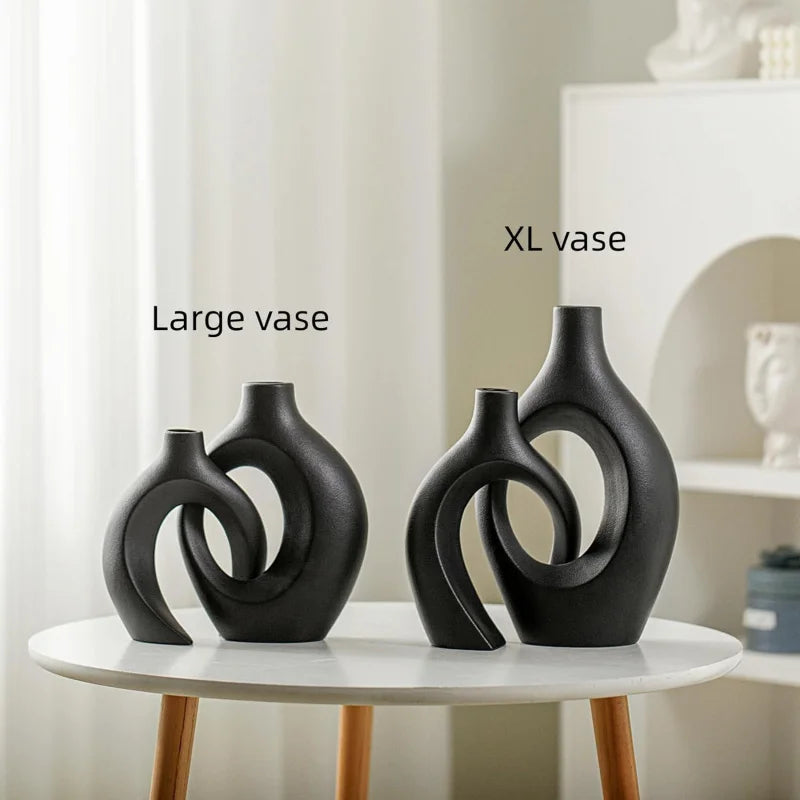 Set de vases imitation céramique Nesty - Modèles noirs 'Large' et 'XL' comparés sur table ronde blanche (texte en anglais)