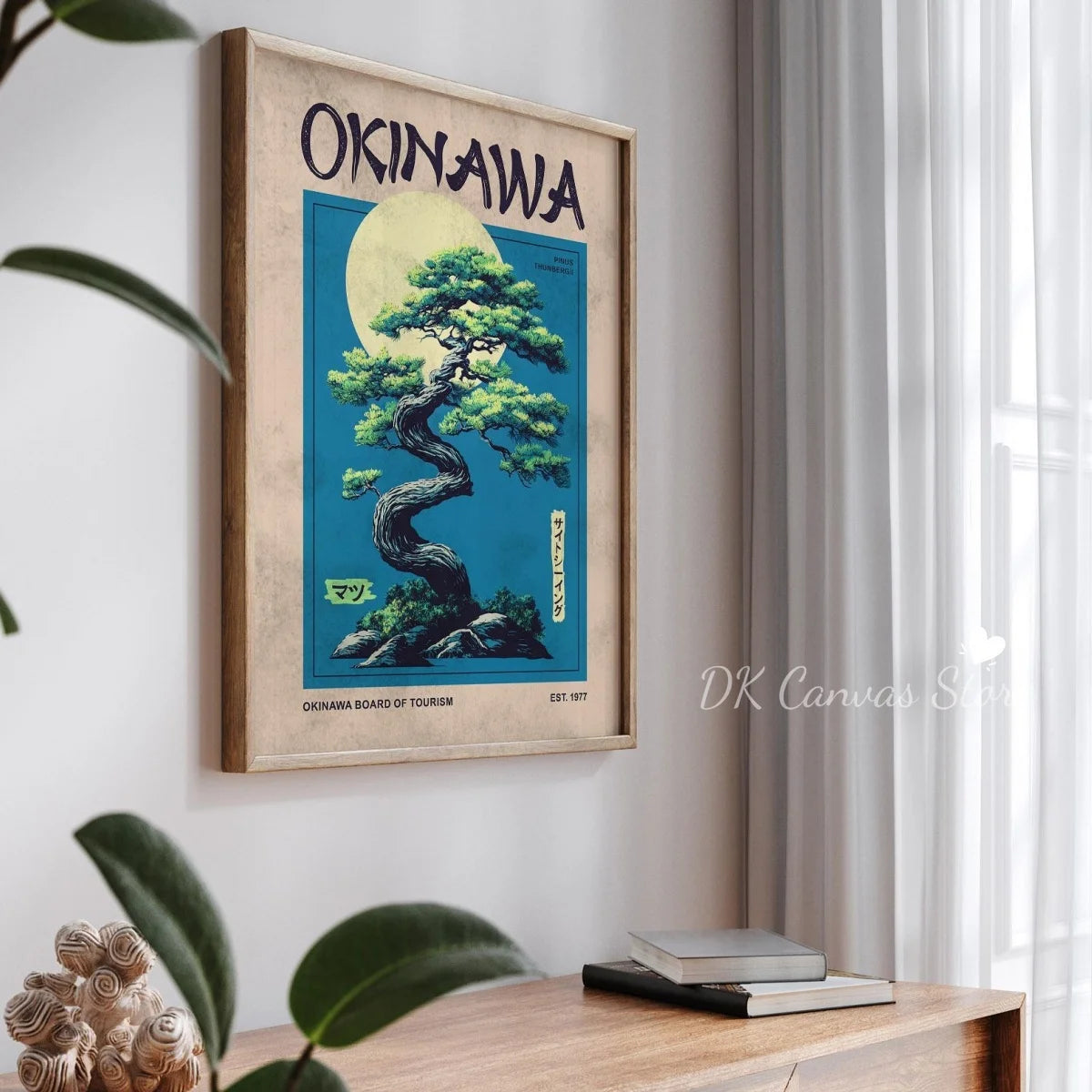 Toile murale illustrée — scène japonaise vintage - Nesty, affiche Okinawa au pin bonsaï bleu encadrée près d'un rideau
