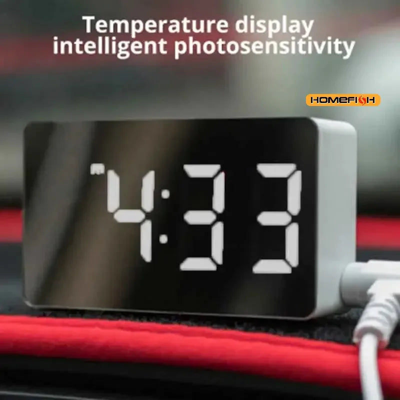Horloge de bureau à effet miroir LED Nesty - Utilisée dans une voiture, câble USB branché