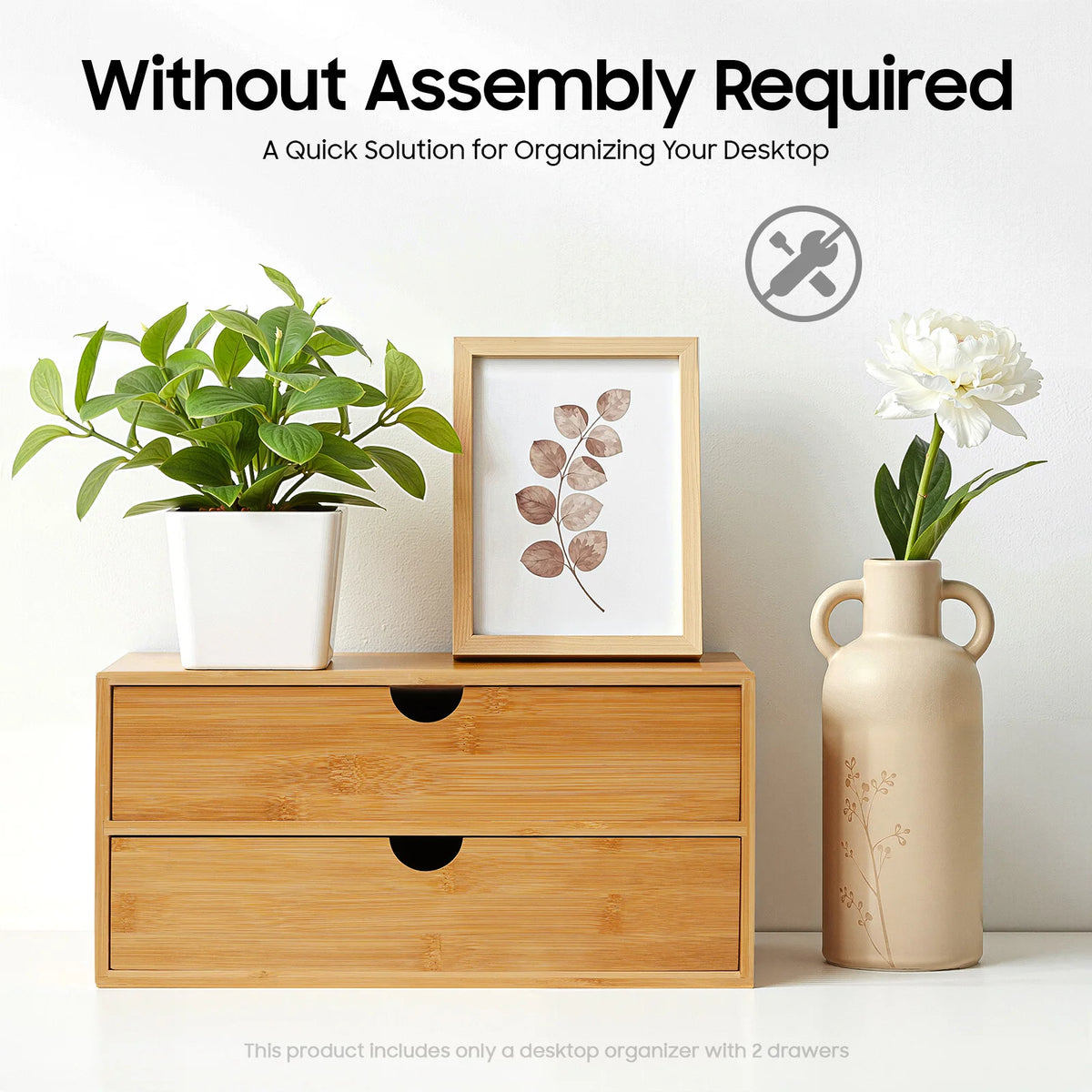 Organiseur de bureau en bambou à tiroirs, sans montage Nesty, fermé, cadre photo et plante verte posés dessus, vase beige à anses à côté