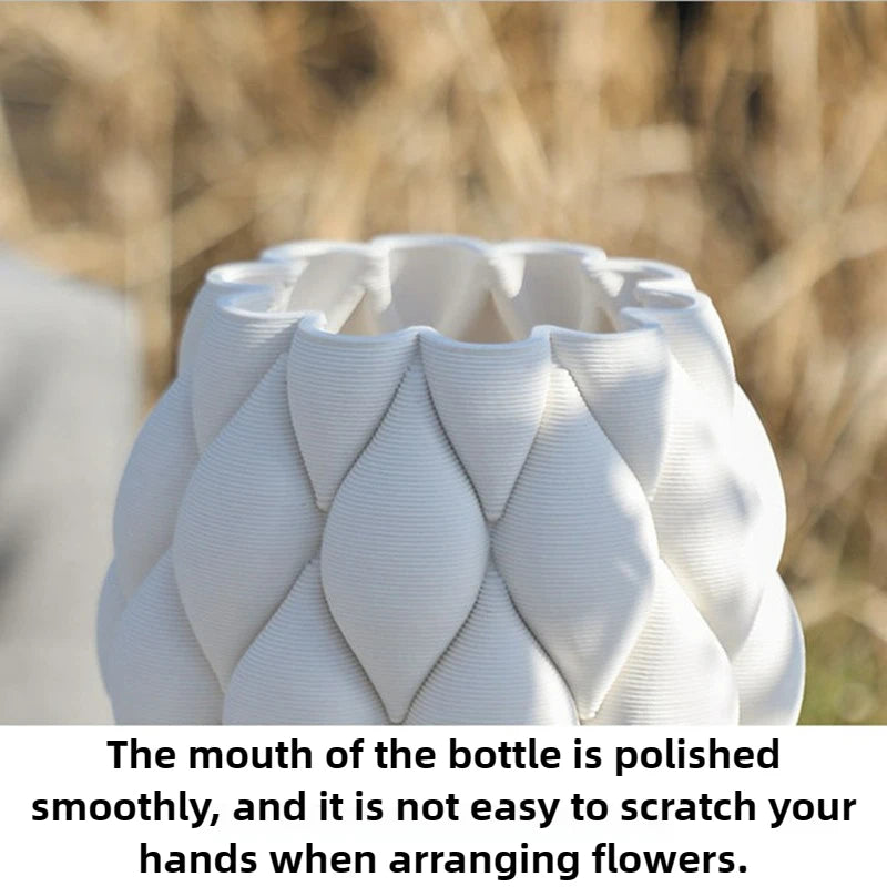 Vase en poterie, pour fleurs séchées ou culture hydroponique Nesty, gros plan sur le bord ondulé du vase à écailles, texte "The mouth of the bottle is polished smoothly"