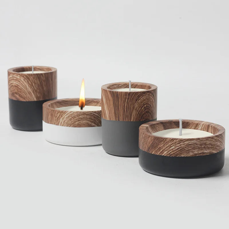 Coupe à bougie en céramique vide Nesty - Quatre coupes effet bois bicolores (bois/noir, bois/blanc), l'une avec une bougie allumée