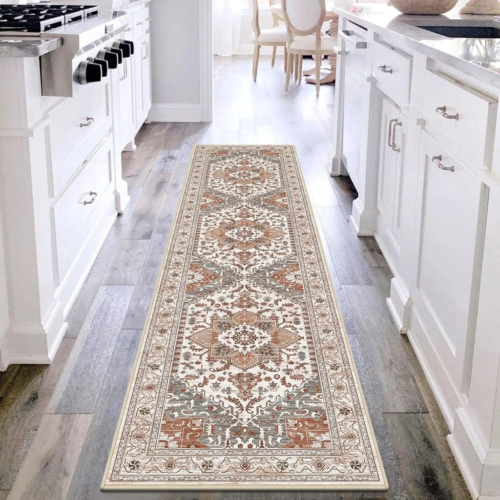 Tapis de couloir style persan Nesty - Tapis médaillon ivoire, terracotta et vert sauge posé dans une cuisine blanche