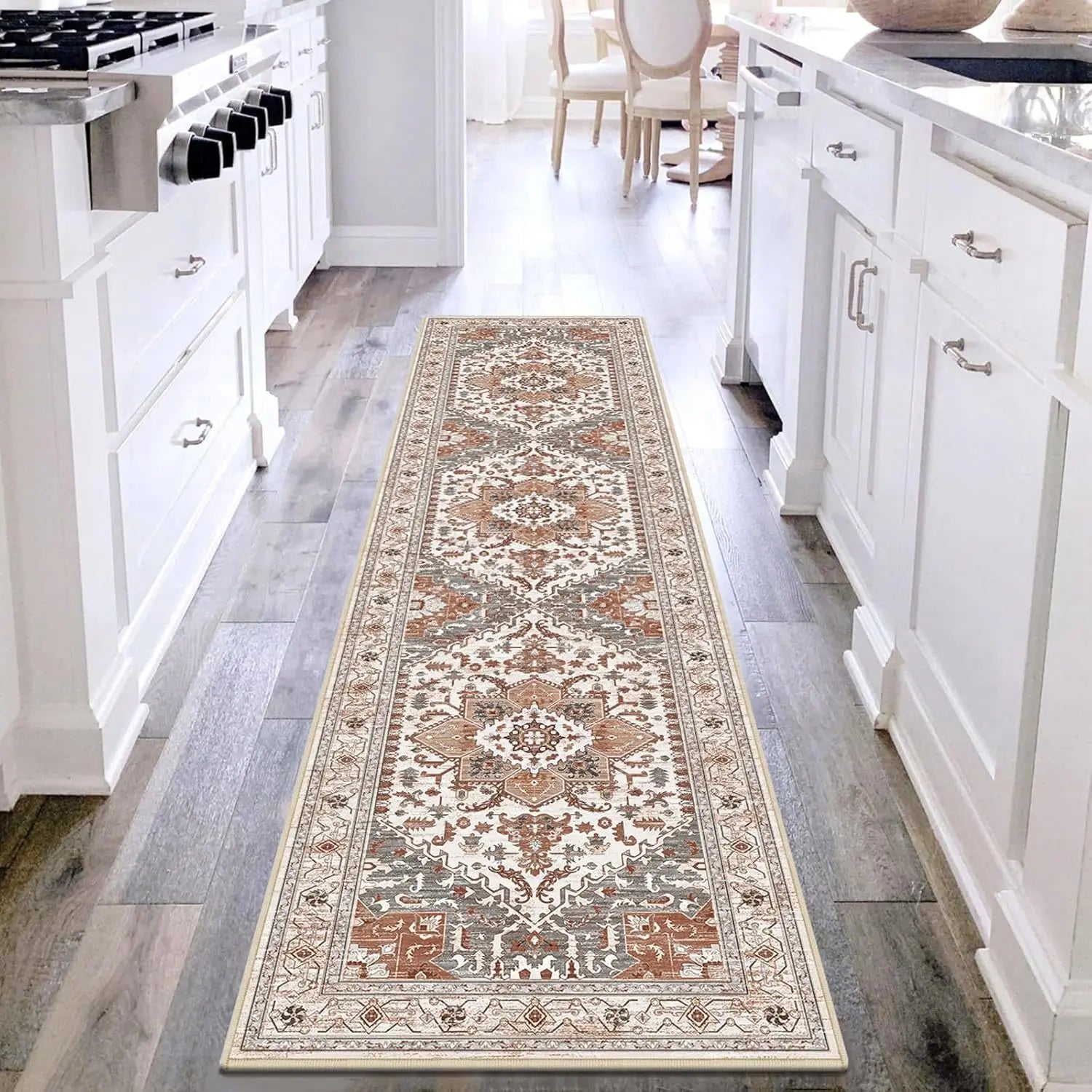 Tapis de couloir style persan Nesty - Tapis médaillon ivoire, terracotta et vert sauge posé dans une cuisine blanche