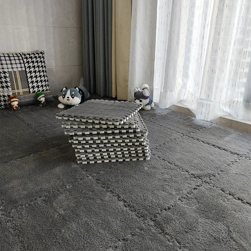 Tapis puzzle mousse moelleux — lot de 10 dalles - Nesty, dalles gris foncé empilées sur un tapis assemblé, avec des peluches loup