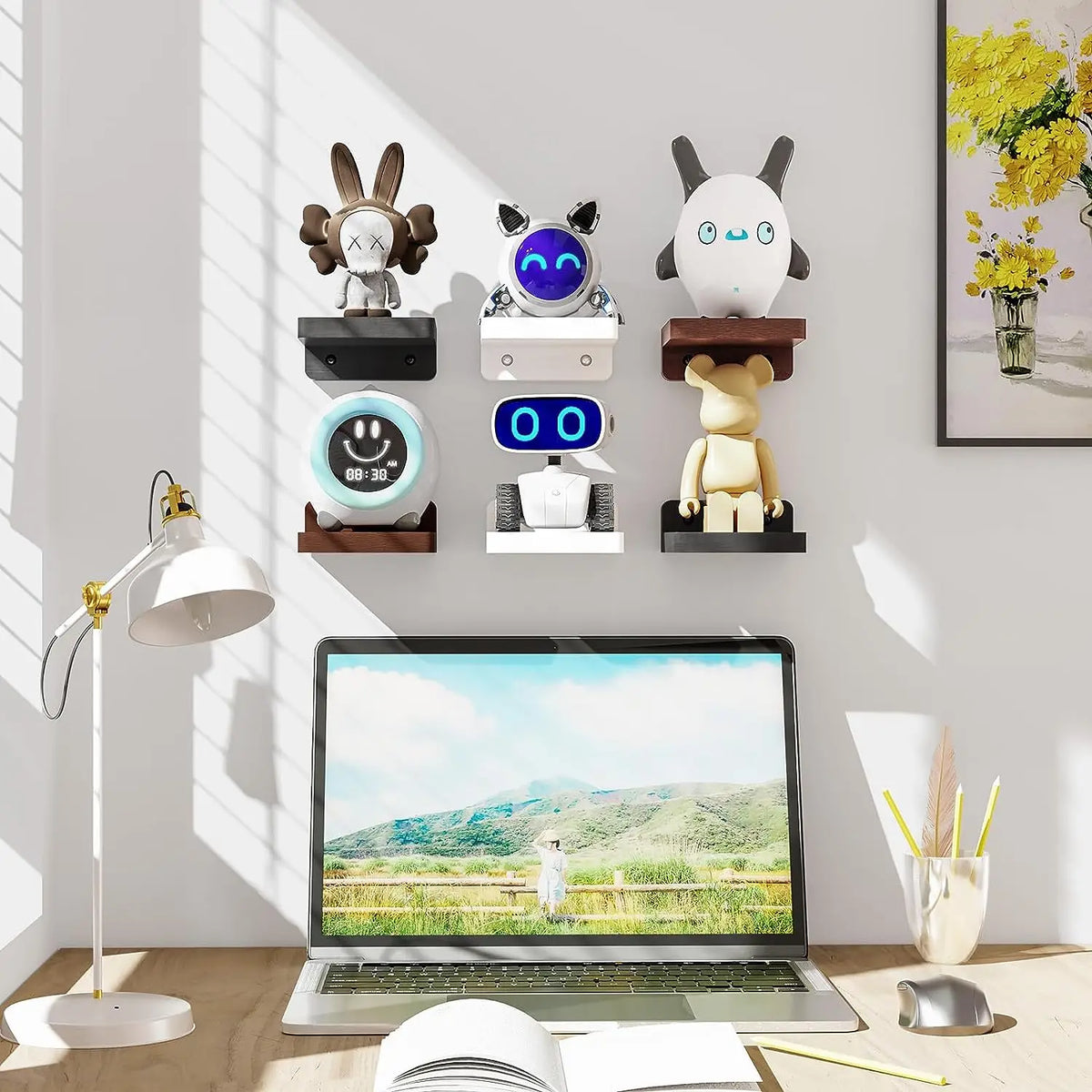 Mini étagères murales en bois - lot de 4 Nesty, étagères en bois foncé sur un bureau, avec figurines et objets décoratifs