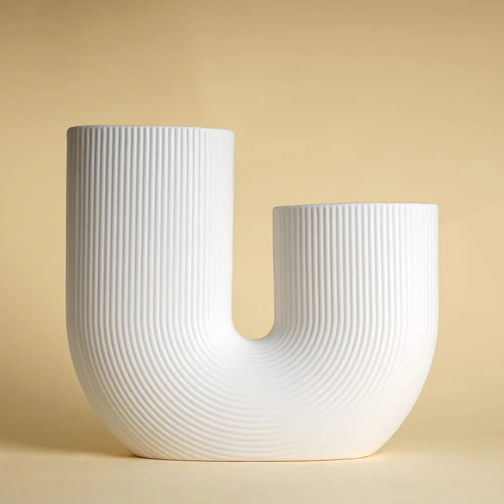 Vase céramique forme U, style nordique épuré - Nesty - Vase blanc mat en forme de U à surface striée, fond beige