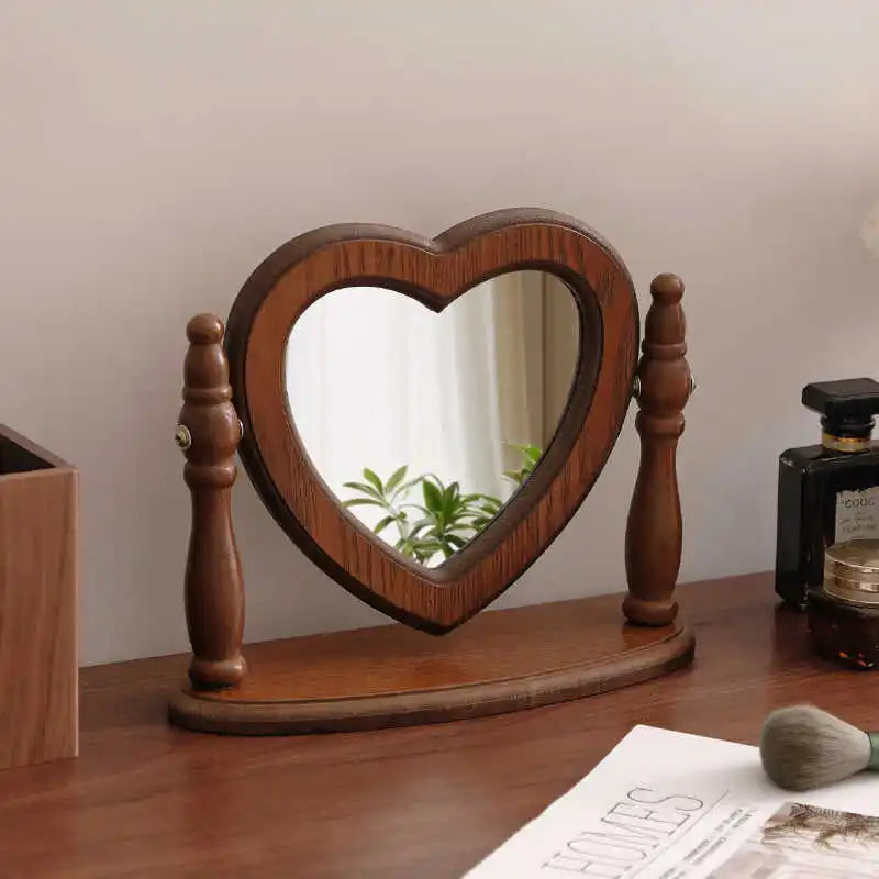 Miroir à poser en bois pivotant forme cœur, avec flacon de parfum, sur bureau en bois - Nesty