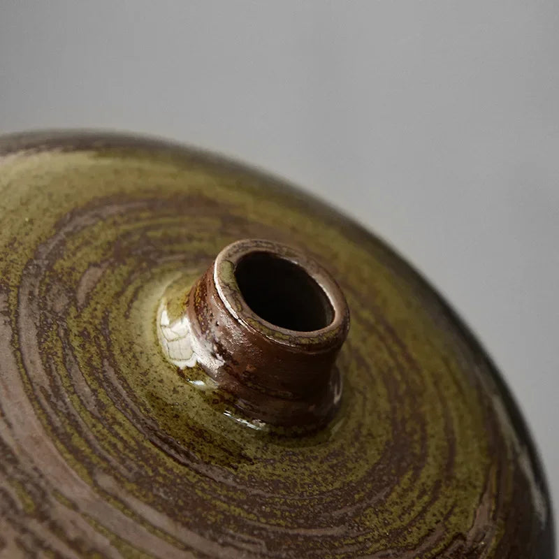 Petit vase en céramique antique Nesty - Gros plan sur le col étroit et la glacis olive craquelée