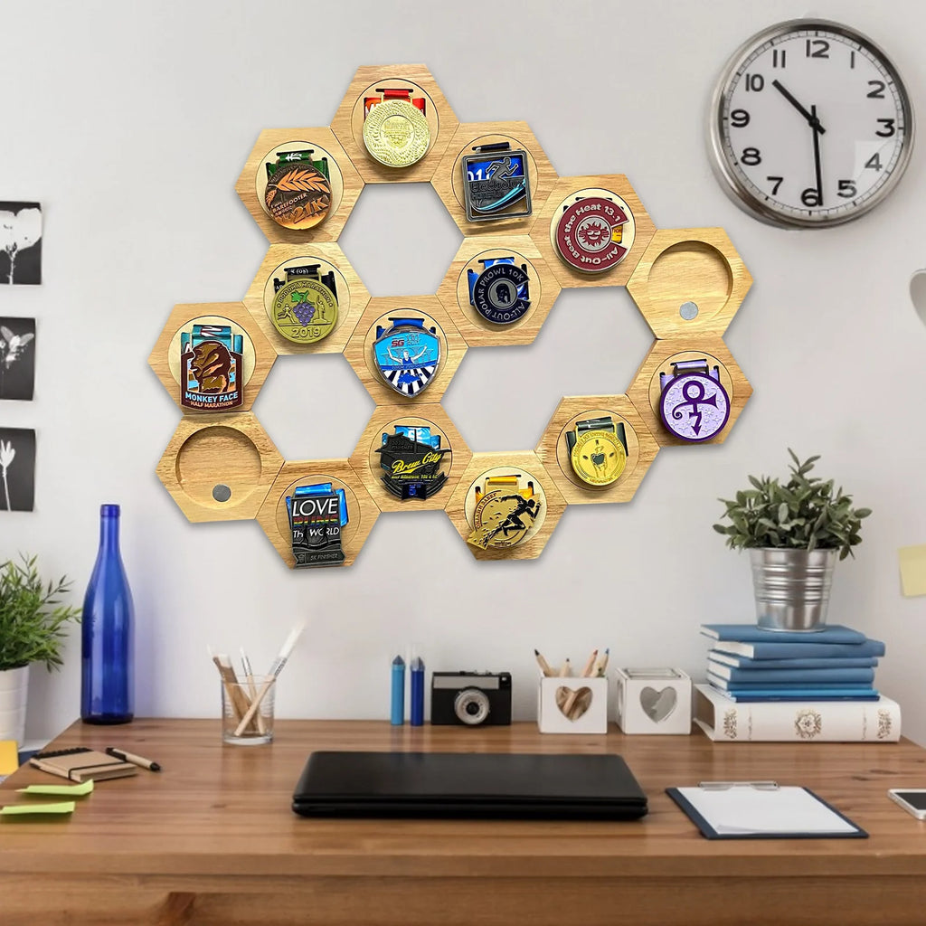 Étagère murale hexagonale en bois Nesty - Nid d'abeille, même assemblage d'hexagones sur un mur blanc près d'une horloge