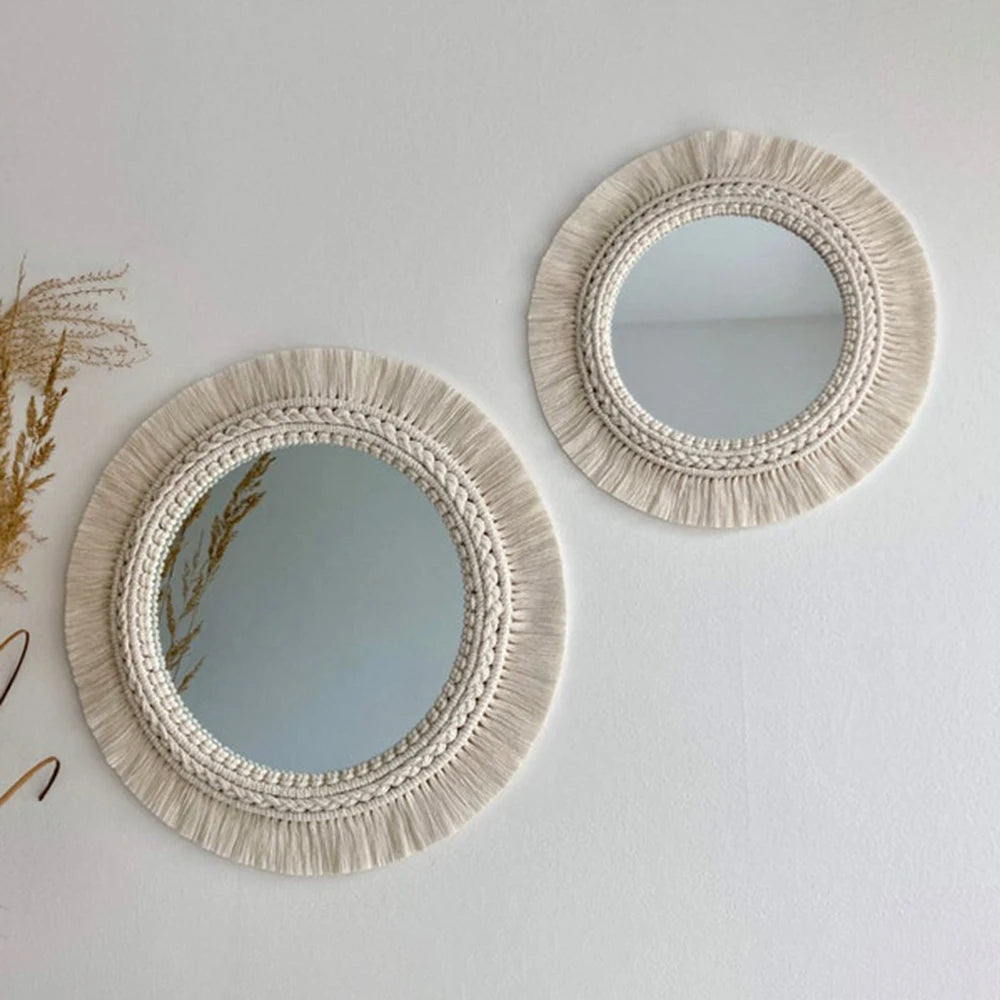 Duo de miroirs muraux ronds macramé blanc à franges, coloris ivoire, sur mur clair avec pampas séchées - Nesty