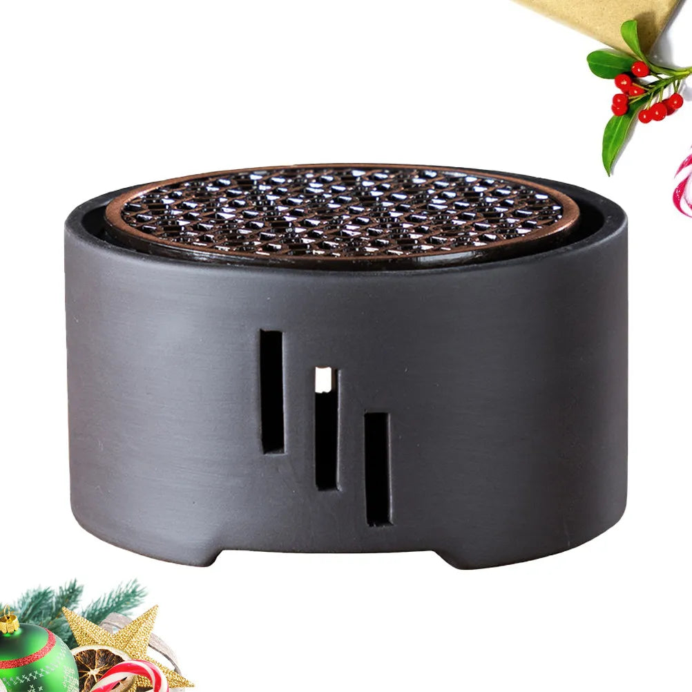 Chauffe-théière en céramique Nesty - Gros plan du réchaud en céramique noire dans une mise en scène de Noël