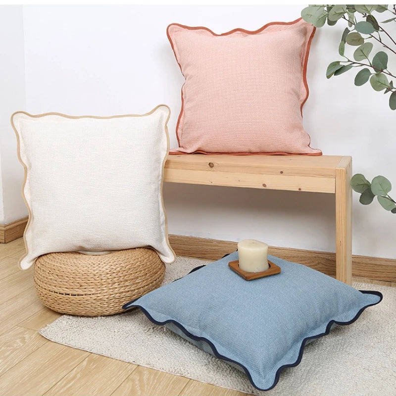 Housse de coussin en lin uni, bord ondulé, esprit bohème Nesty, housse rose corail à bord ondulé sur banc, housse écrue à bord ondulé doré sur panier en osier, housse bleu ardoise au sol