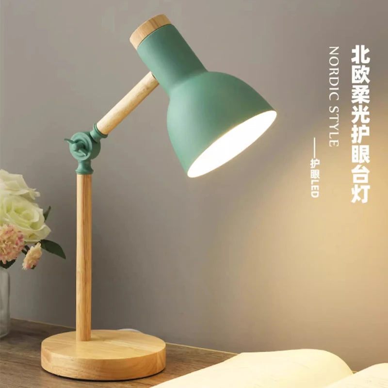Lampe de bureau nordique en bois Nesty - Modèle vert menthe avec bras articulé, bouquet de roses en arrière-plan