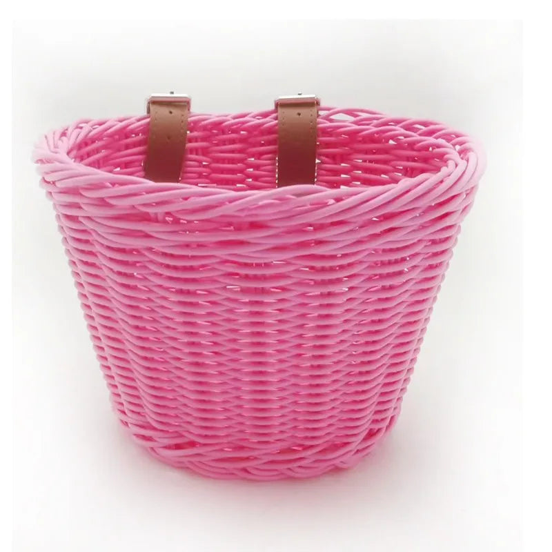 Panier de rangement tressé effet rotin Nesty - Version rose avec sangles de fixation, sur fond blanc