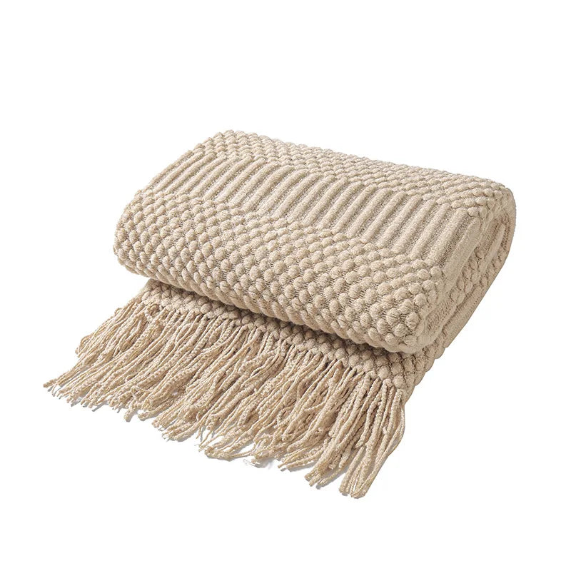 Plaid tricoté bohème kaki Nesty - Plié montrant motif nid d'abeille et franges longues, sur fond blanc