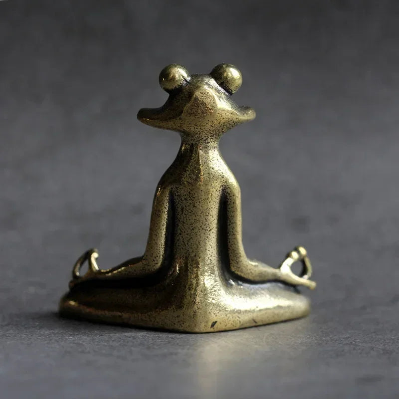 Grenouille zen en bronze Nesty - Vue de trois-quarts sur fond gris