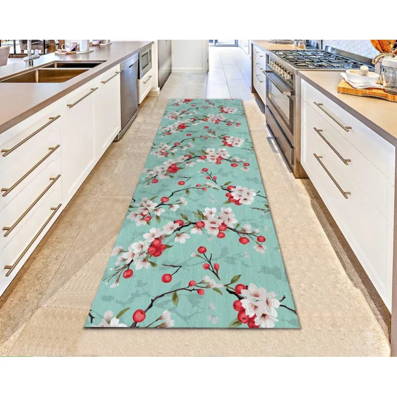 Tapis de couloir sakura Nesty - Tapis vert d'eau à motif de fleurs de cerisier blanches et baies rouges dans une cuisine