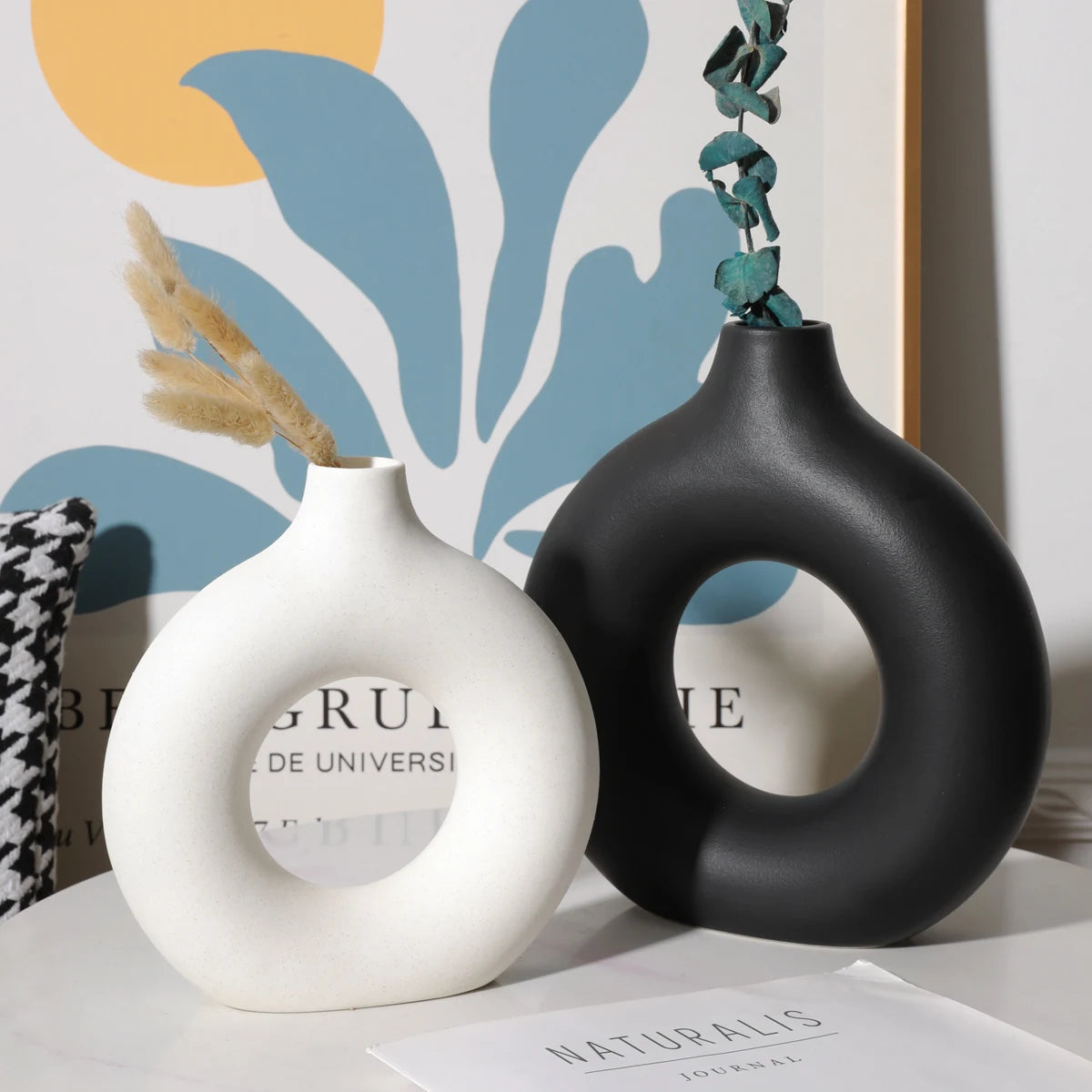 Vase céramique anneau, forme donut nordique - Nesty (vue 2)
