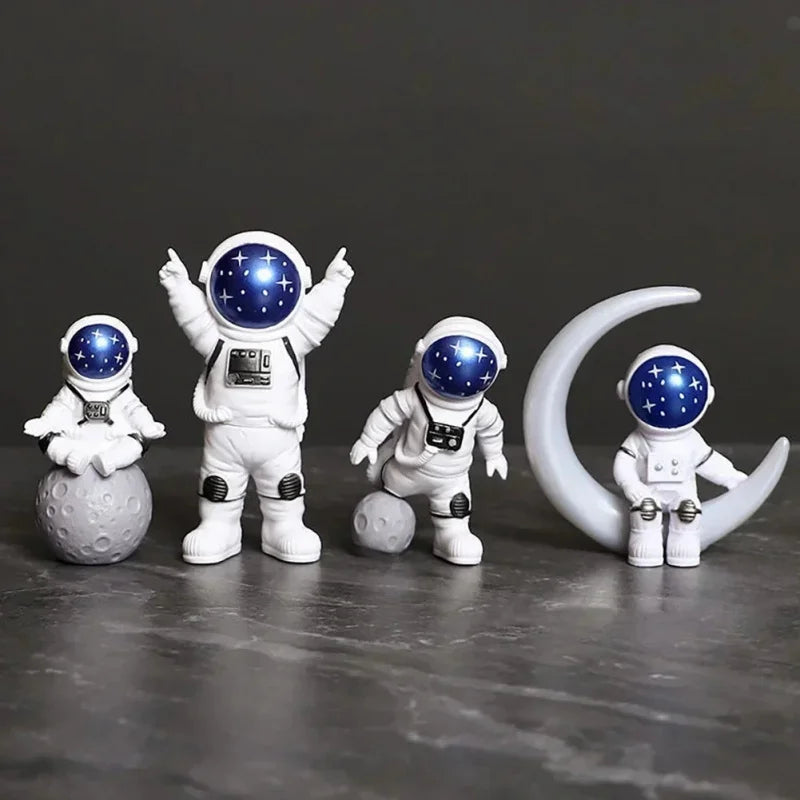 Set de 4 figurines astronaute Nesty - Quatre poses sur fond sombre