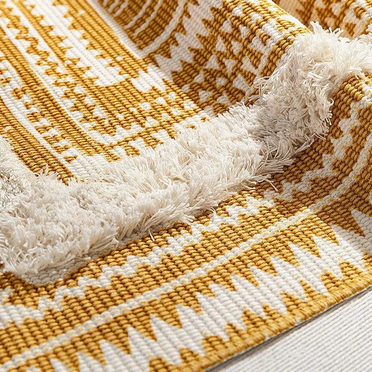 Tapis noué main à franges — motif géométrique - Nesty, gros plan sur le motif jaune moutarde et écru et les franges