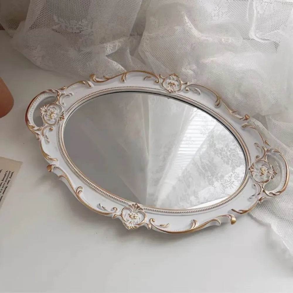 Plateau miroir ovale French vintage Nesty - Modèle blanc et doré posé sur tissu en dentelle