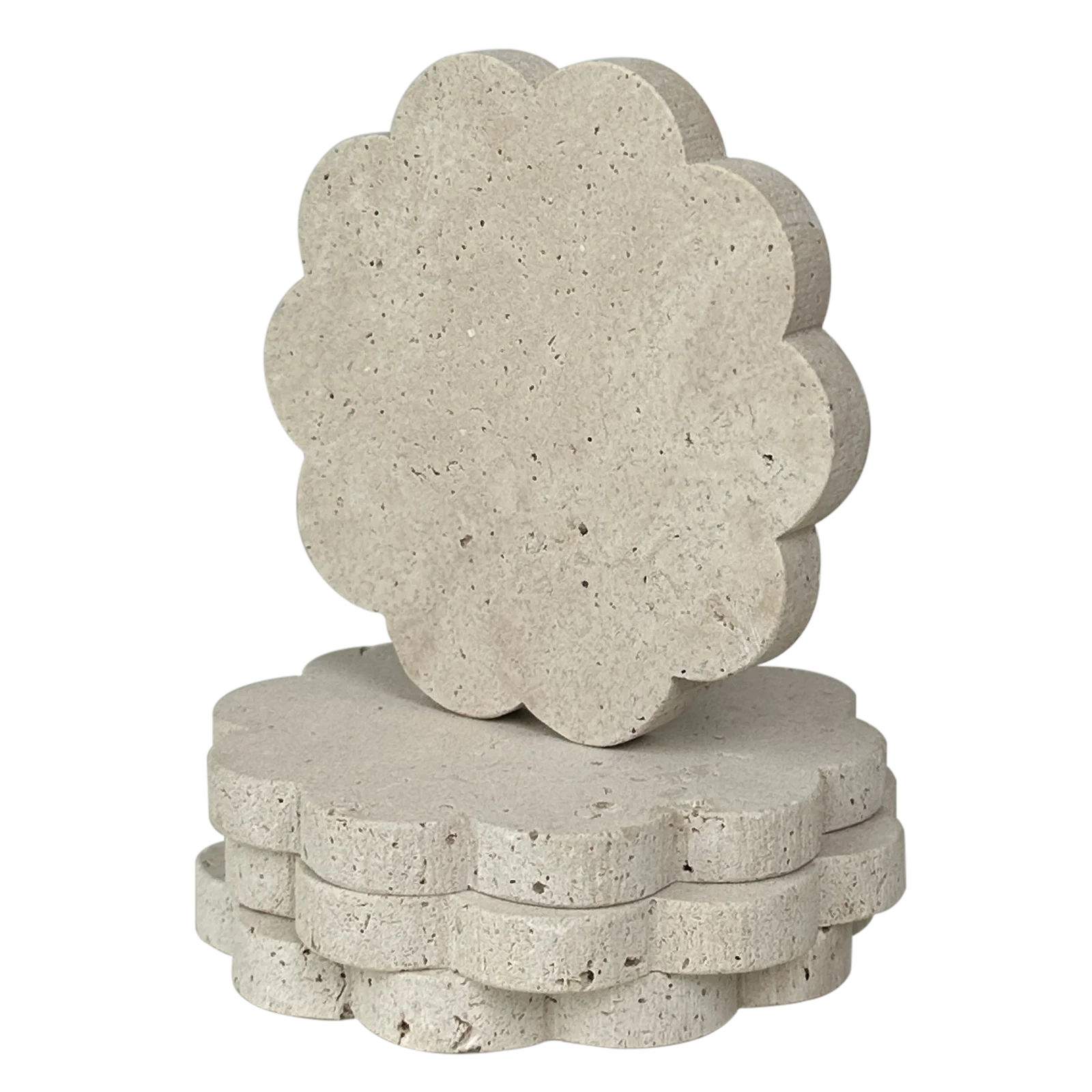 Pile de dessous de verre en travertin, bord festonné en forme de fleur, sur fond transparent - Nesty