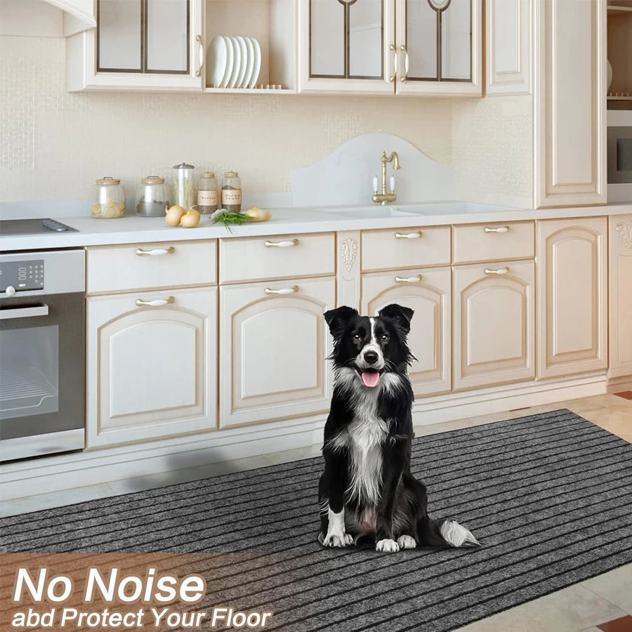 Tapis long à rayures grises — entrée et cuisine - Nesty, coloris gris rayé dans une cuisine avec un chien assis dessus