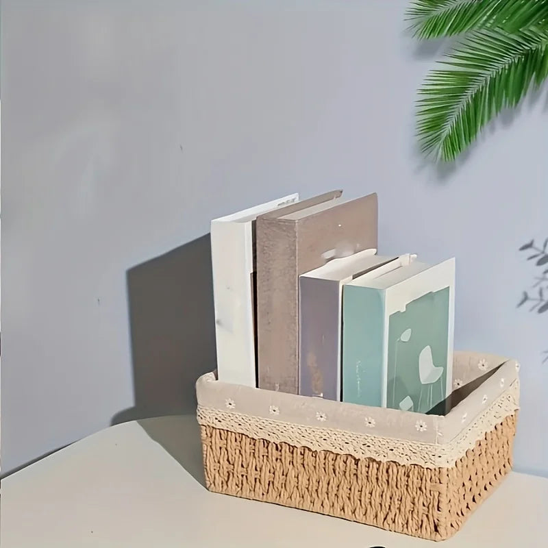 Panier tressé avec doublure dentelle Nesty - Utilisé comme range-livres sur table, près d'une plante verte