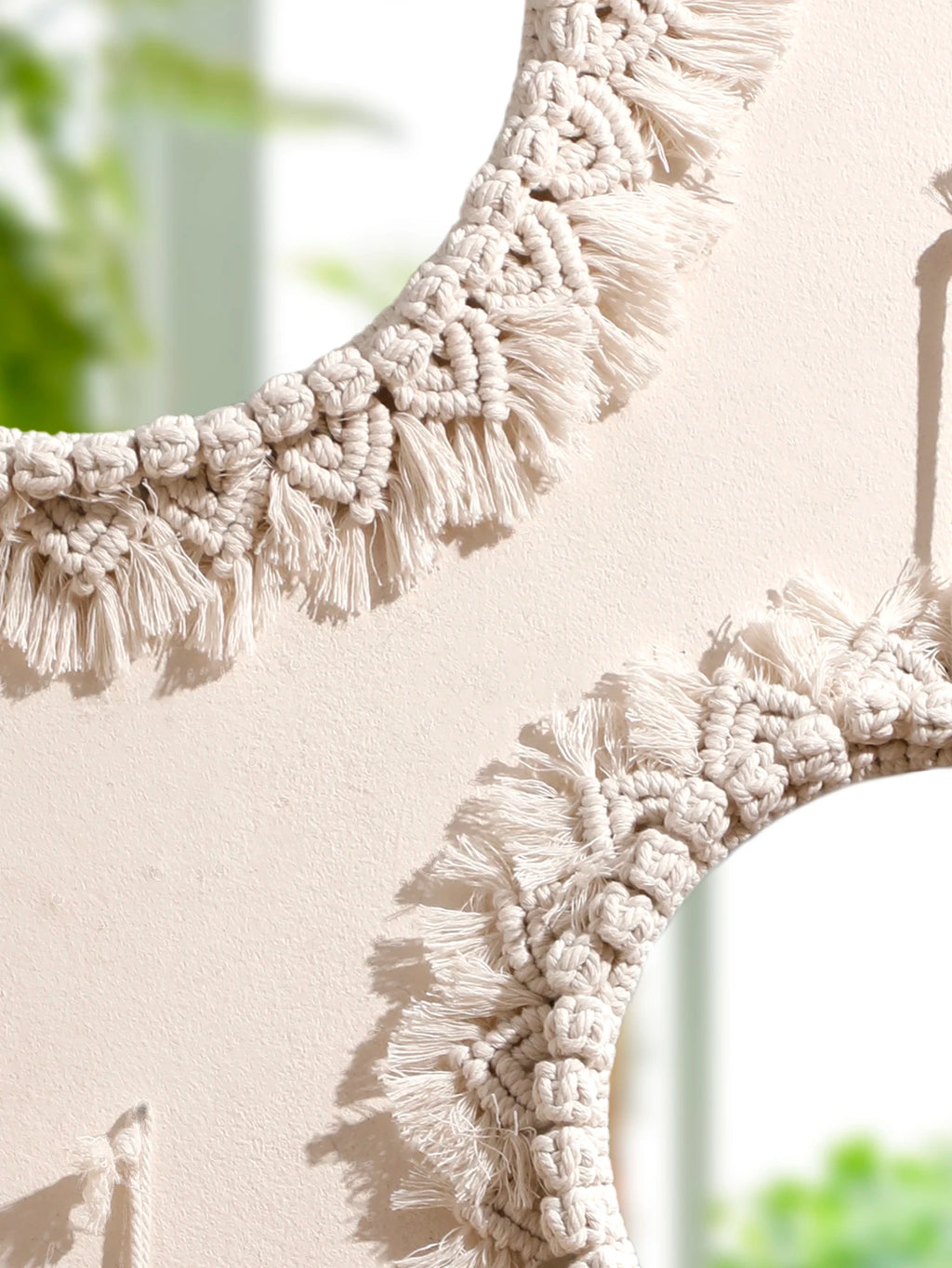 Gros plan sur les franges et nœuds macramé de deux miroirs muraux ronds - Nesty