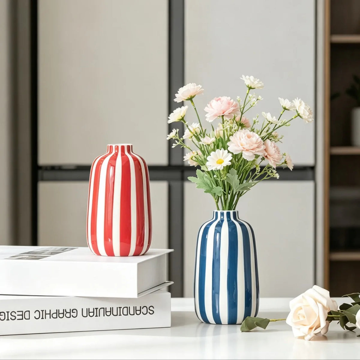 Vase en céramique à rayures géométriques Nesty - Modèles rouge et bleu avec fleurs roses et blanches, fond sombre