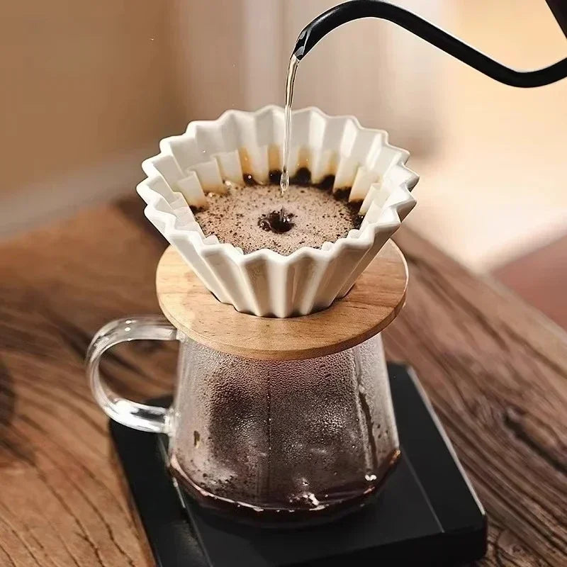 Set dripper à café en céramique avec pichet en verre Nesty, café filtré dans le dripper blanc posé sur le pichet en verre, sur table en bois