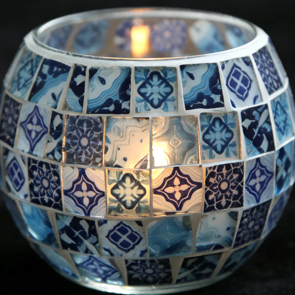 Photophore en verre mosaïque bleu et blanc, gros plan sur les motifs de carreaux façon faïence - Nesty