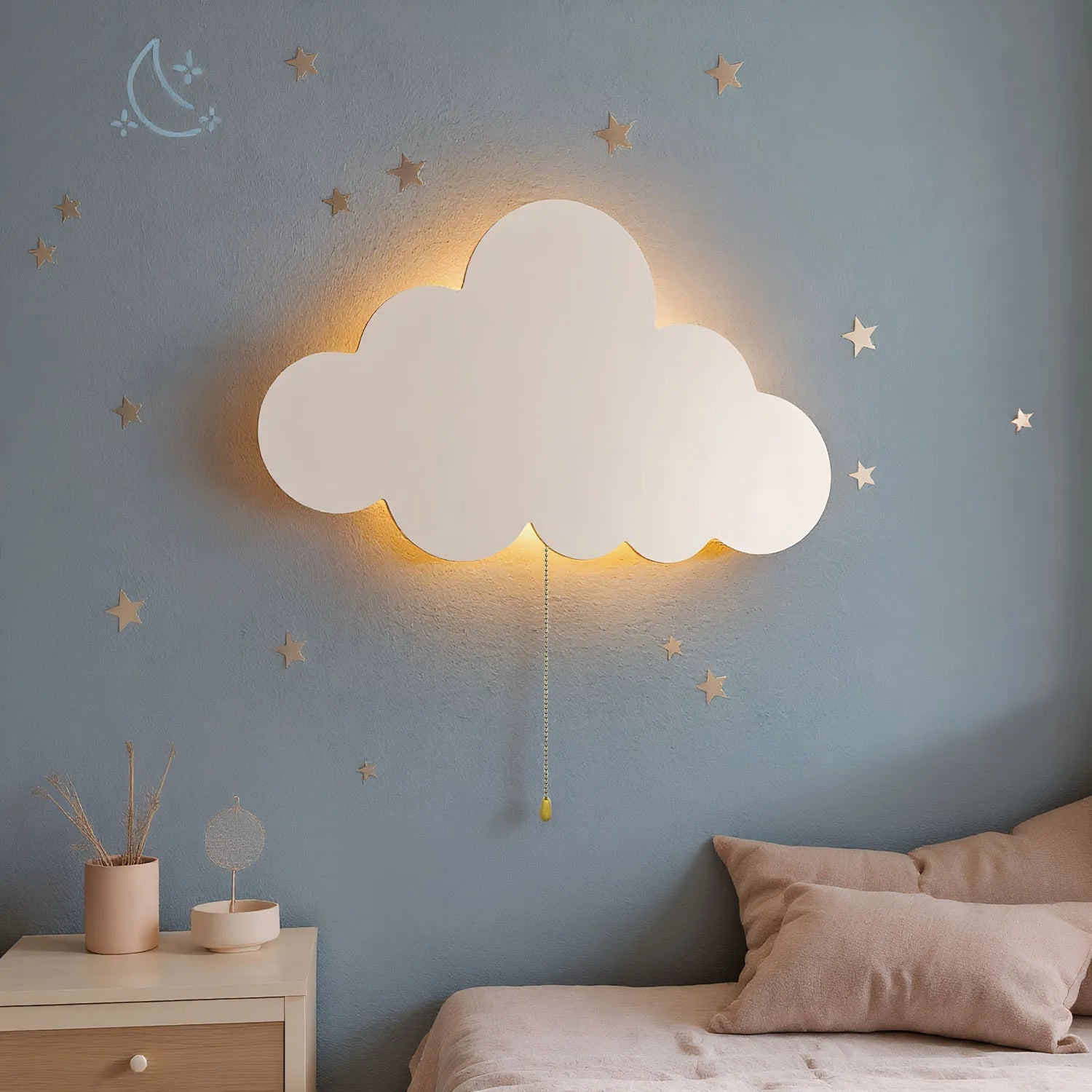 Applique nuage Nesty - Veilleuse avec cordon à tirette dorée, chambre bleue décorée d'étoiles et d'une lune