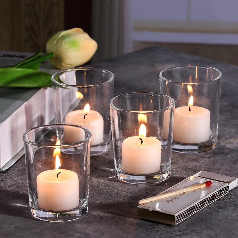 Lot de 12 photophores votifs en verre Nesty - Quatre photophores allumés avec bougies pilier, tulipe jaune, livre et pochette d'allumettes