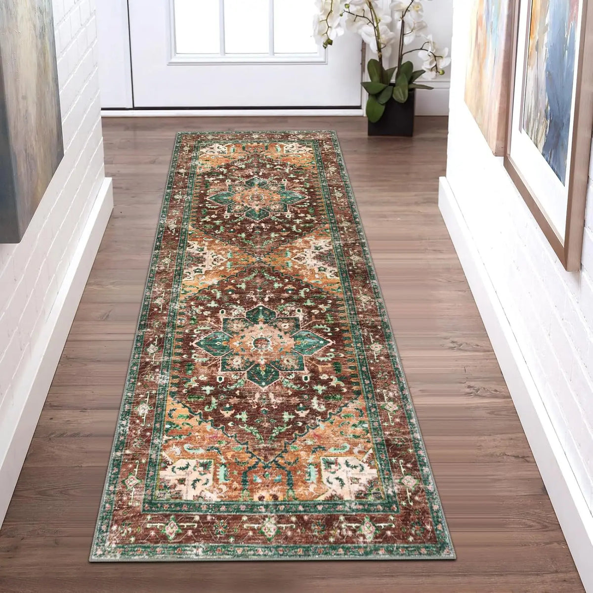 Tapis de couloir style persan Nesty - Tapis médaillon brun, orange et vert posé dans une entrée en bois