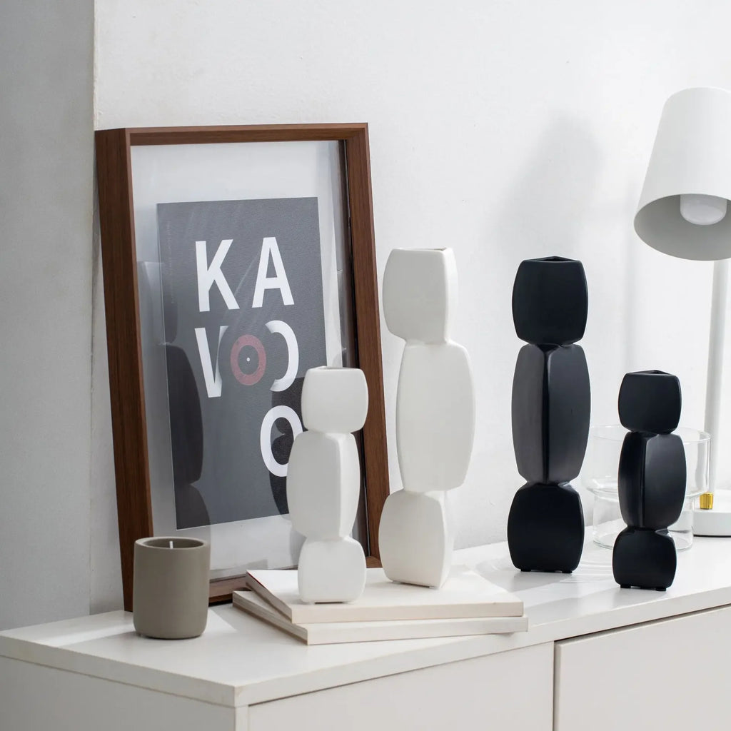 Vase noir en céramique Nesty - Quatre modèles blancs et noirs sur étagère, vue différente