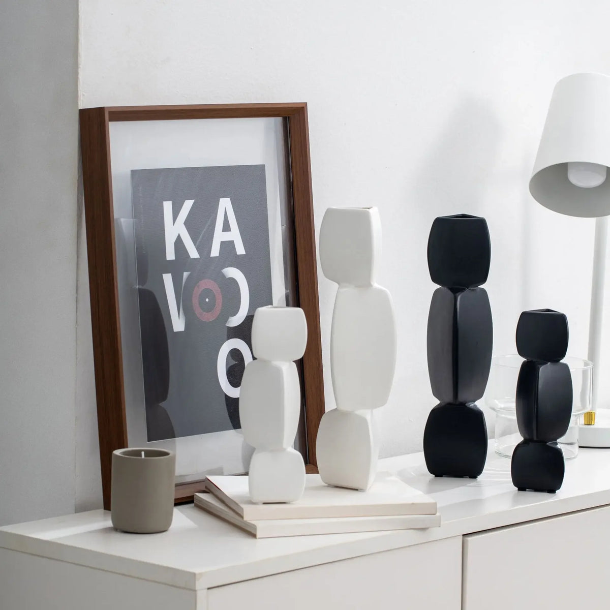Vase noir en céramique Nesty - Quatre modèles blancs et noirs sur étagère, vue différente