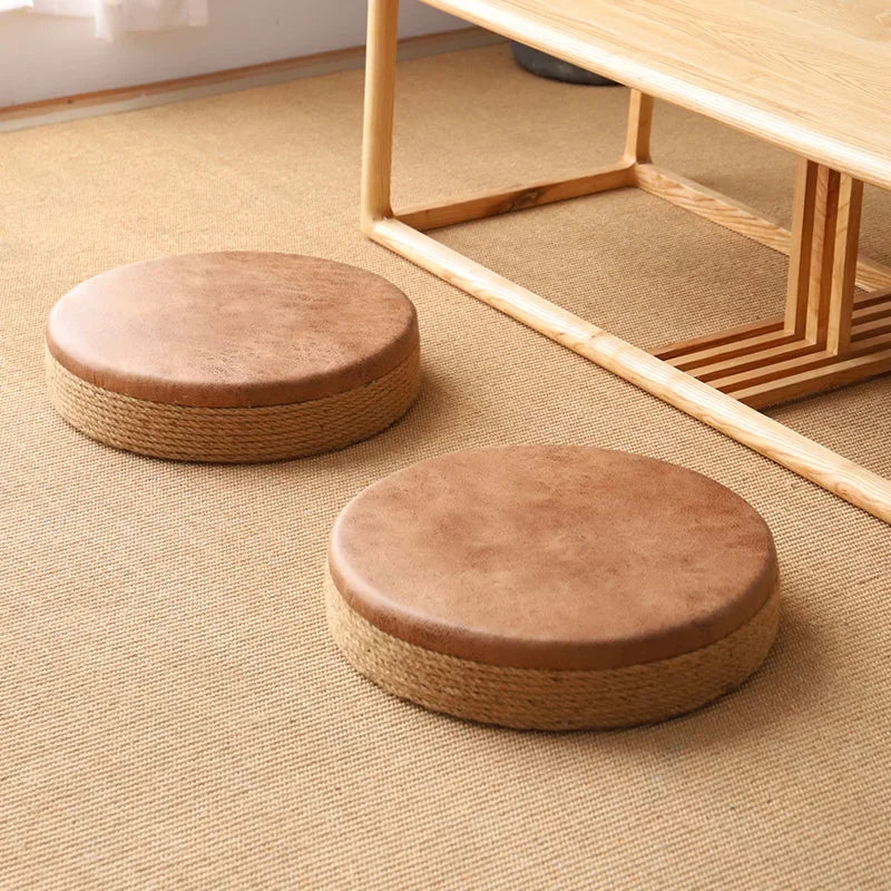 Tabouret bas en corde de chanvre, esprit tatami fait main Nesty, deux tabourets bas ronds à assise en cuir brun vieilli et base en corde de chanvre tressée, posés sur tatami sous une table basse