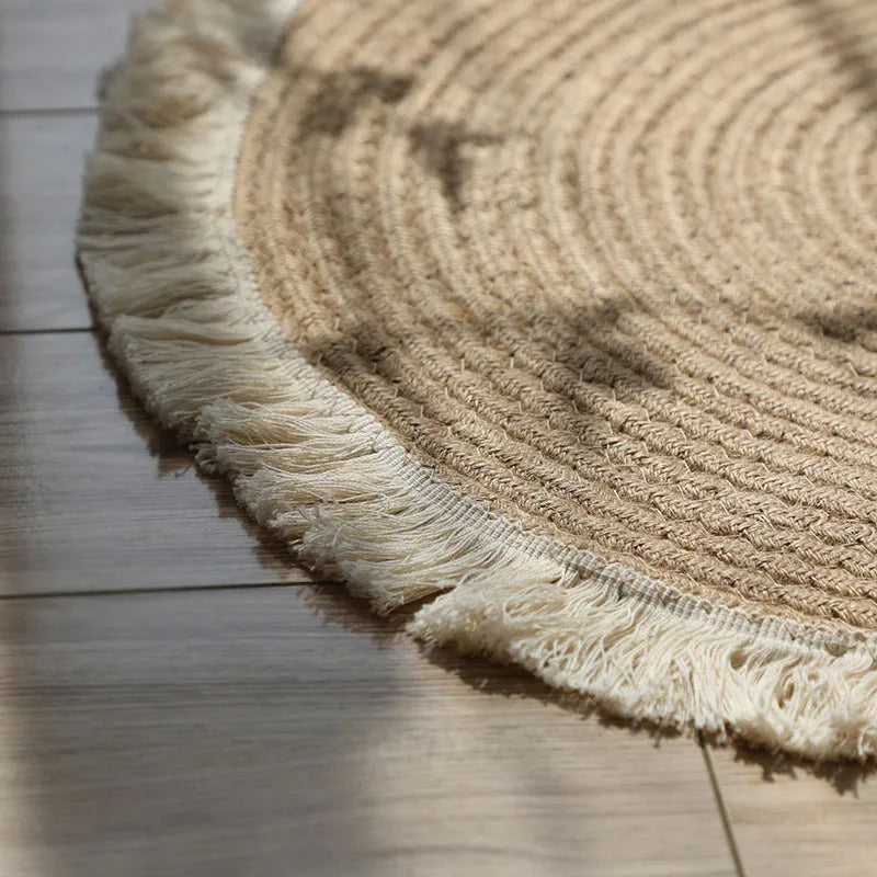 Tapis rond tressé main en jute et rotin, gros plan sur les franges vintage - Nesty