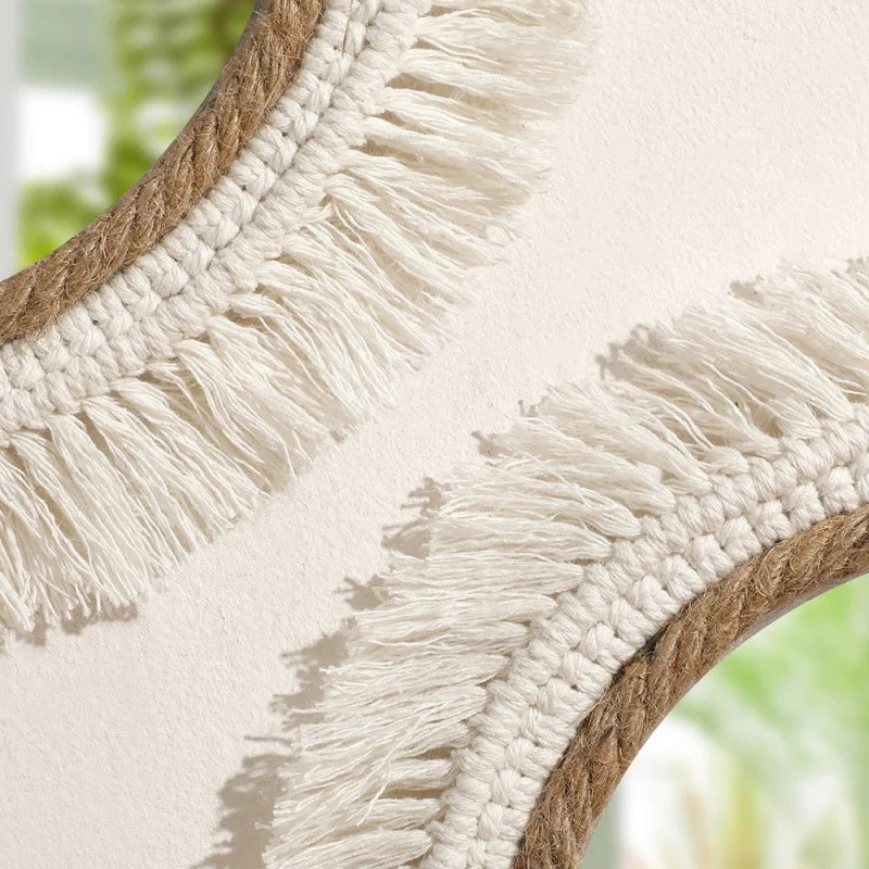 Gros plan sur les franges de coton blanches et la bordure en jute tressée de deux miroirs muraux ronds - Nesty